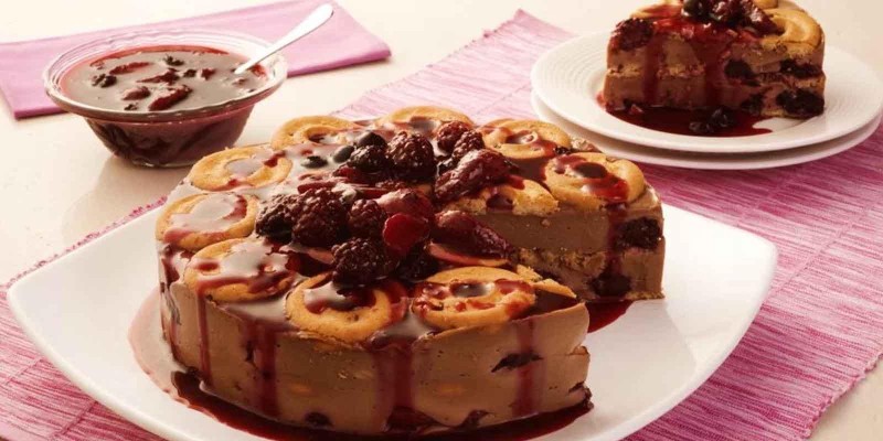 PAVÊ DE CHOCOLATE COM FRUTAS VERMELHAS
