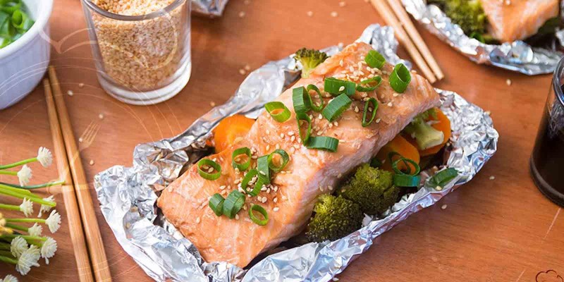 SALMÃO TERIAYKI NO PAPILOTE COM VEGETAIS