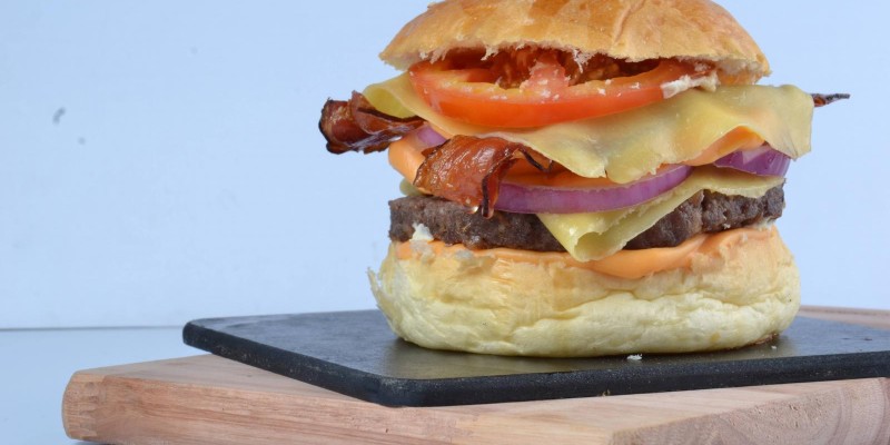 Aprenda a fazer um hambúrguer artesanal 