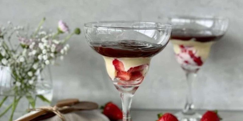 BOMBOM DE MORANGO NA TAÇA