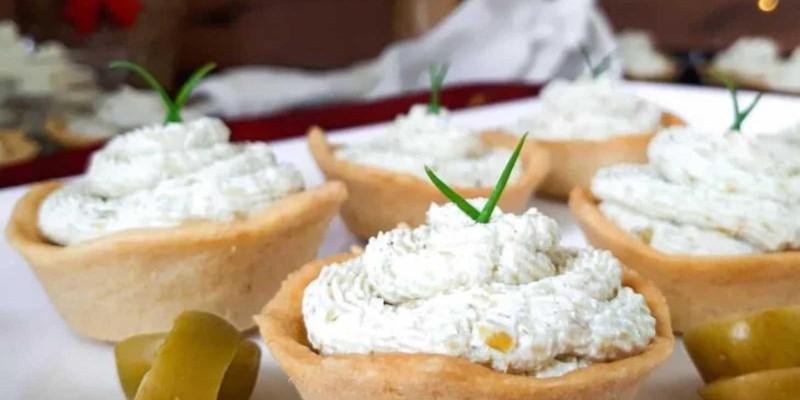 CANAPÉS DE RICOTA COM AZEITONA