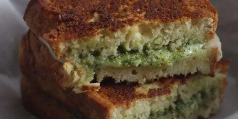 SANDUÍCHE DE FRIGIDEIRA COM MOLHO PESTO E PARMESÃO