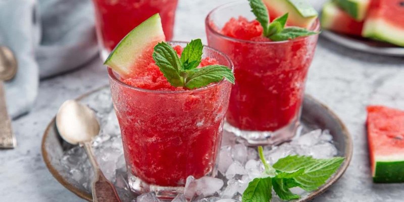 SUCO DE  MELANCIA, MORANGO E HORTELÃ