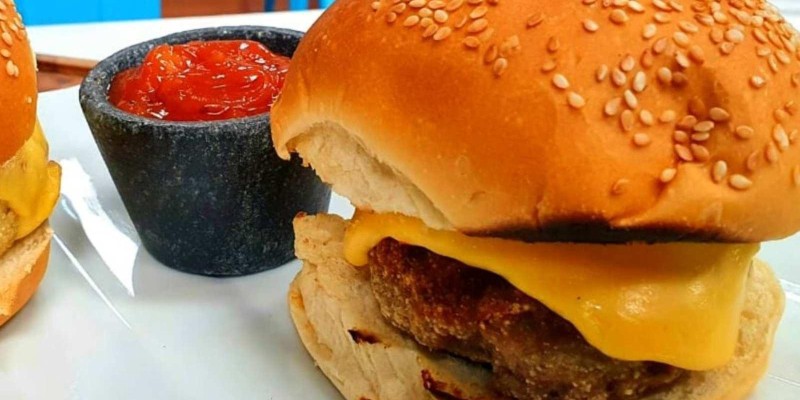 HAMBÚRGUER DA MARIA E KETCHUP CASEIRO
