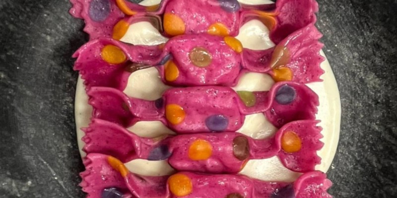 RAVIOLI COLORIDO COM MOLHO BRANCO