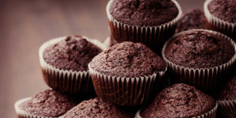 MUFFINS DE CHOCOLATE COM AVEIA E BANANA