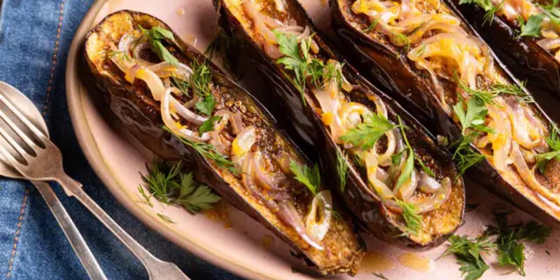 Berinjela assada com manteiga, cebola-roxa e laranja