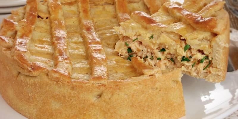 Empadão de Fricassê de Frango com Massa de Milho