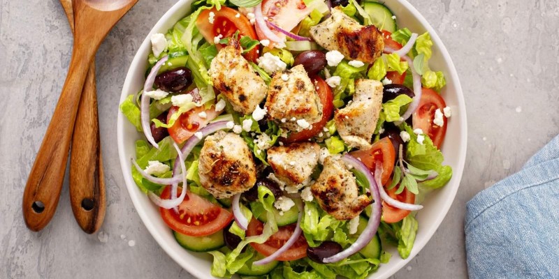 Salada Tropical com Manga, Abacate e Frango Grelhado
