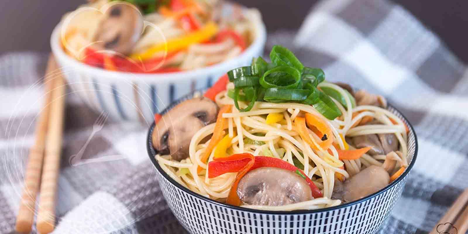 MACARRÃO COM COGUMELOS E LEGUMES