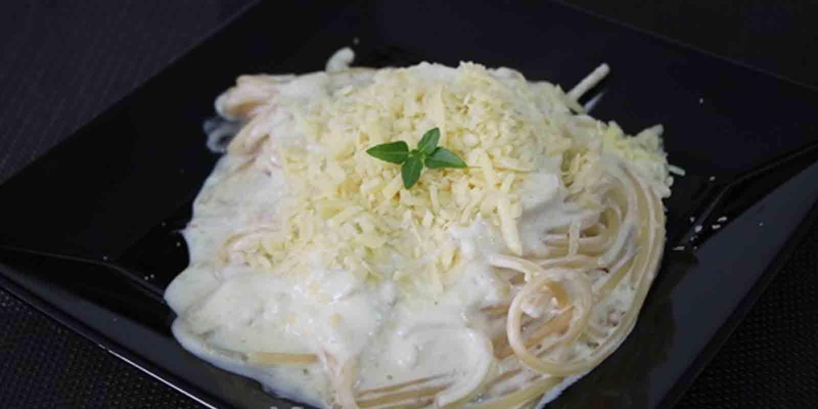 MACARRÃO AO MOLHO DE QUEIJOS E CHAMPIGNON