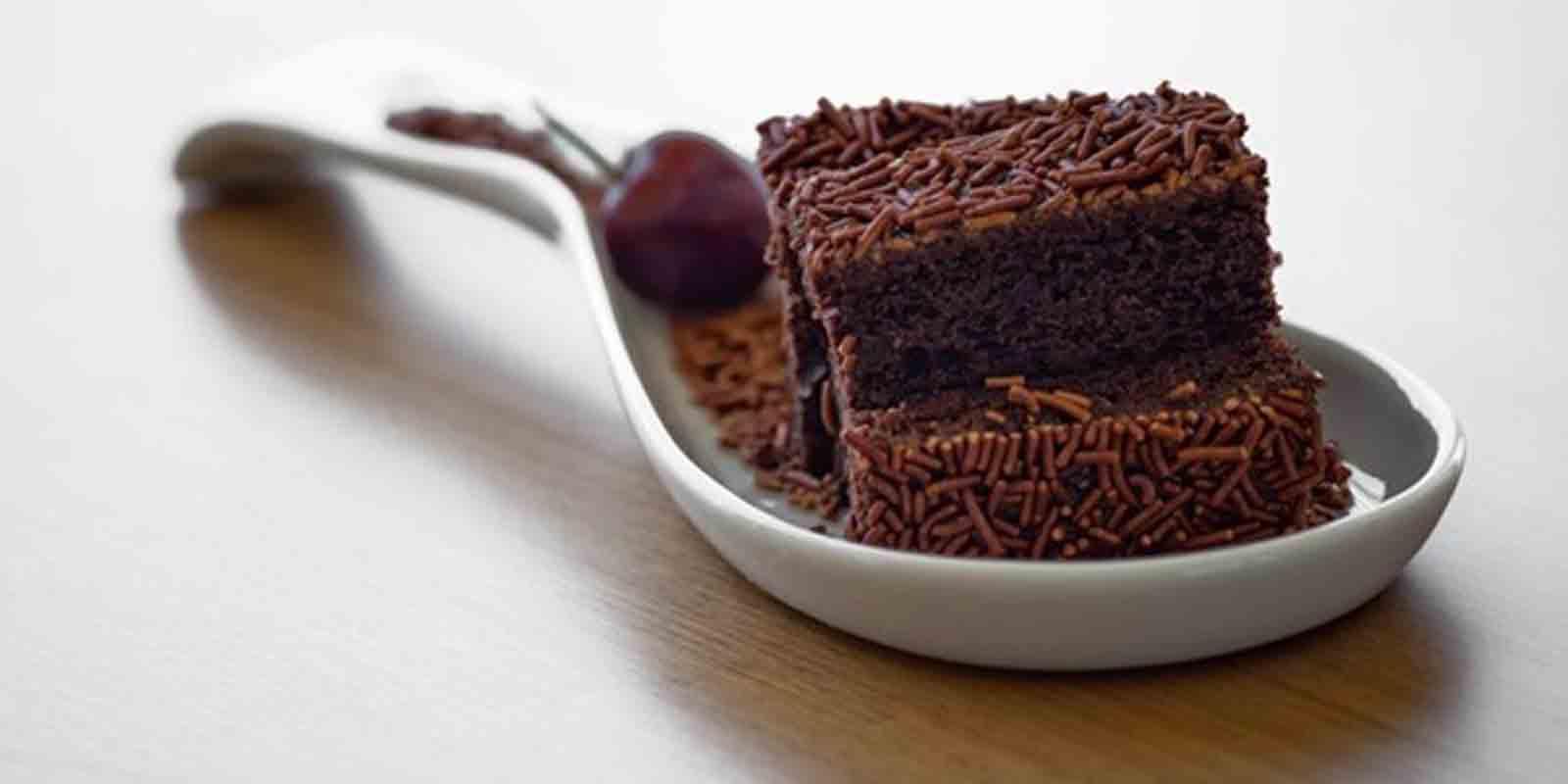 BOLO DE CHOCOLATE MOLHADINHO