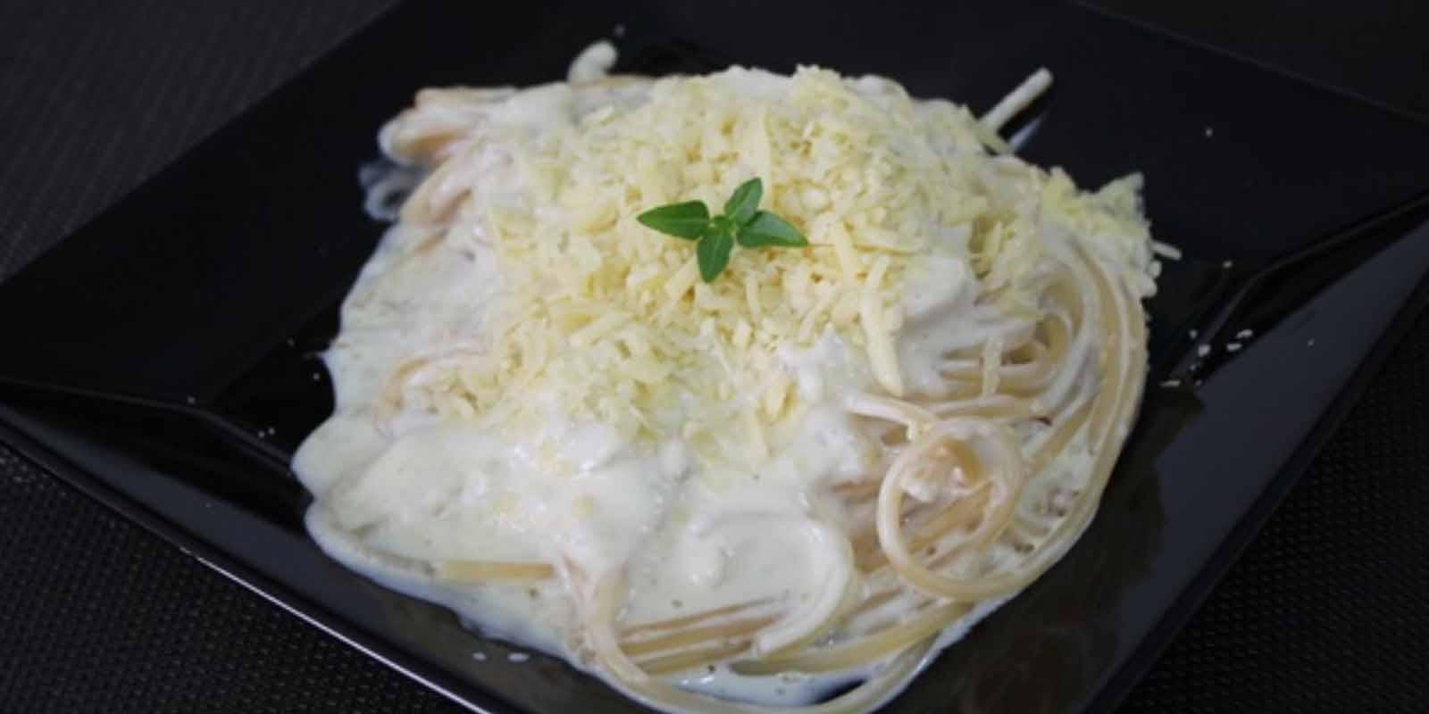MACARRÃO AO MOLHO DE QUEIJOS E CHAMPIGNON
