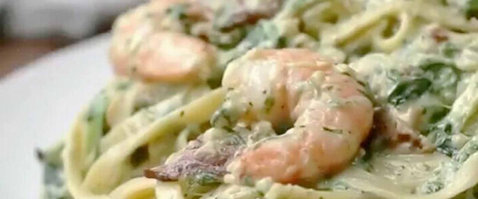 MACARRÃO AO MOLHO DE CAMARÃO