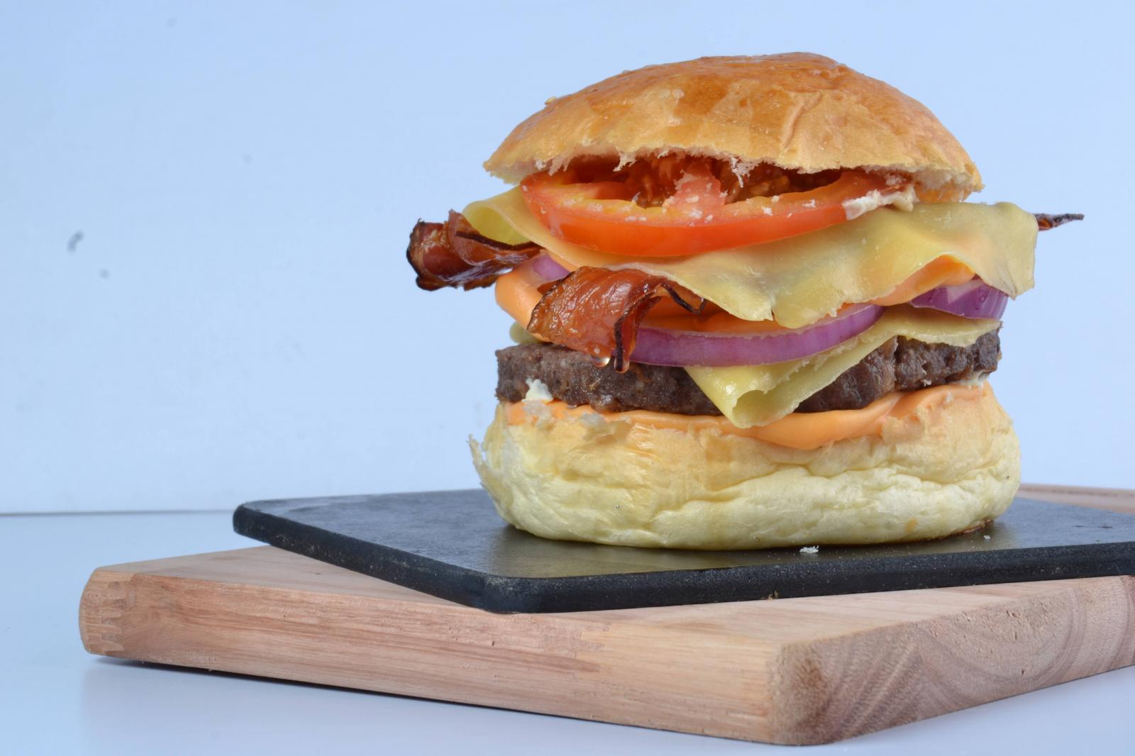 Aprenda a fazer um hambúrguer artesanal 