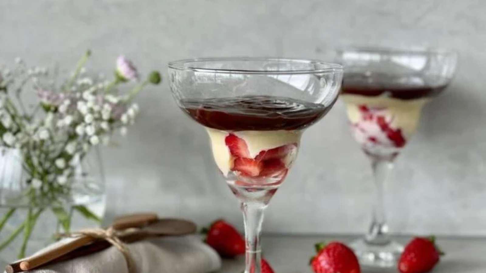 BOMBOM DE MORANGO NA TAÇA