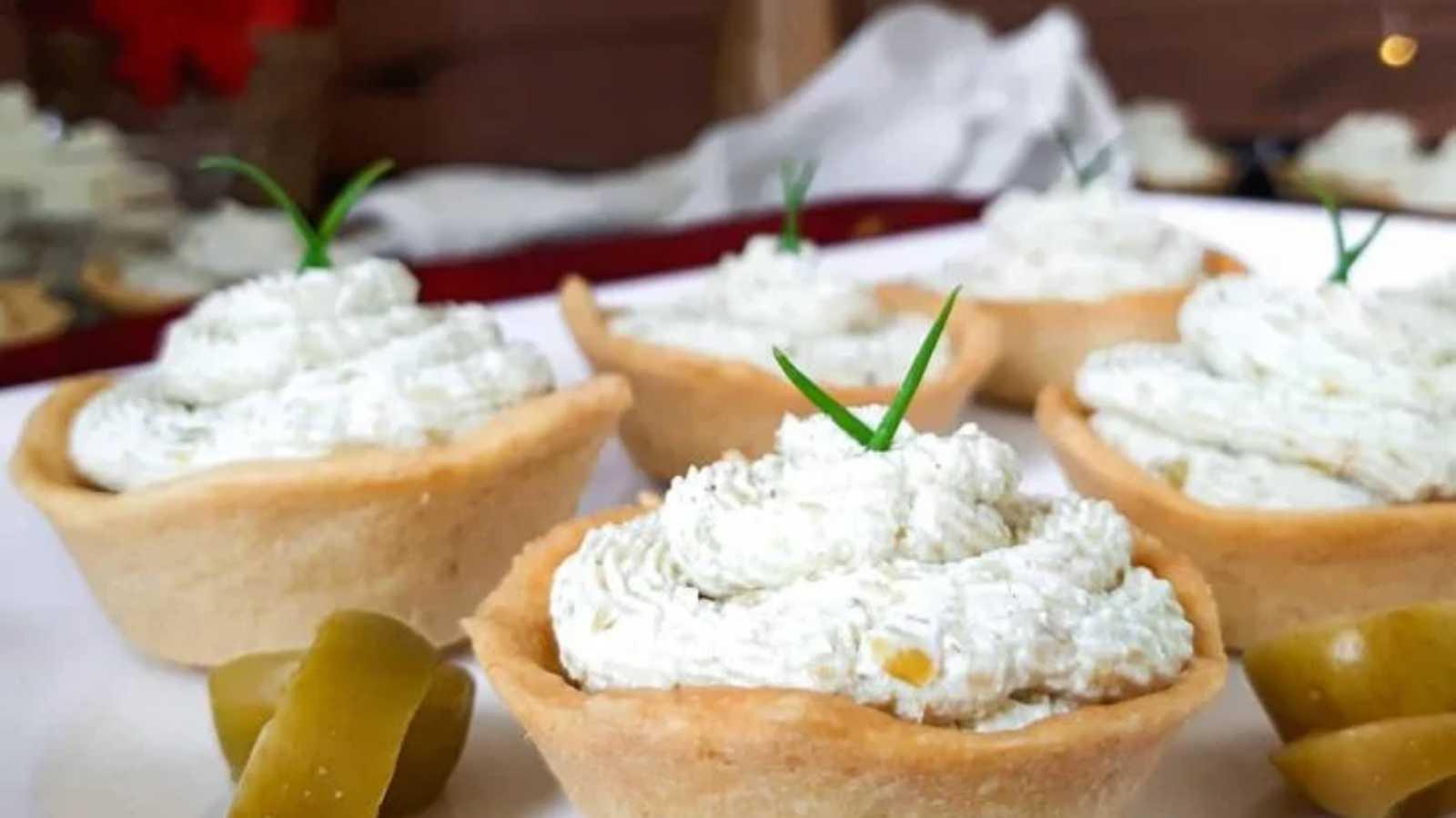 CANAPÉS DE RICOTA COM AZEITONA