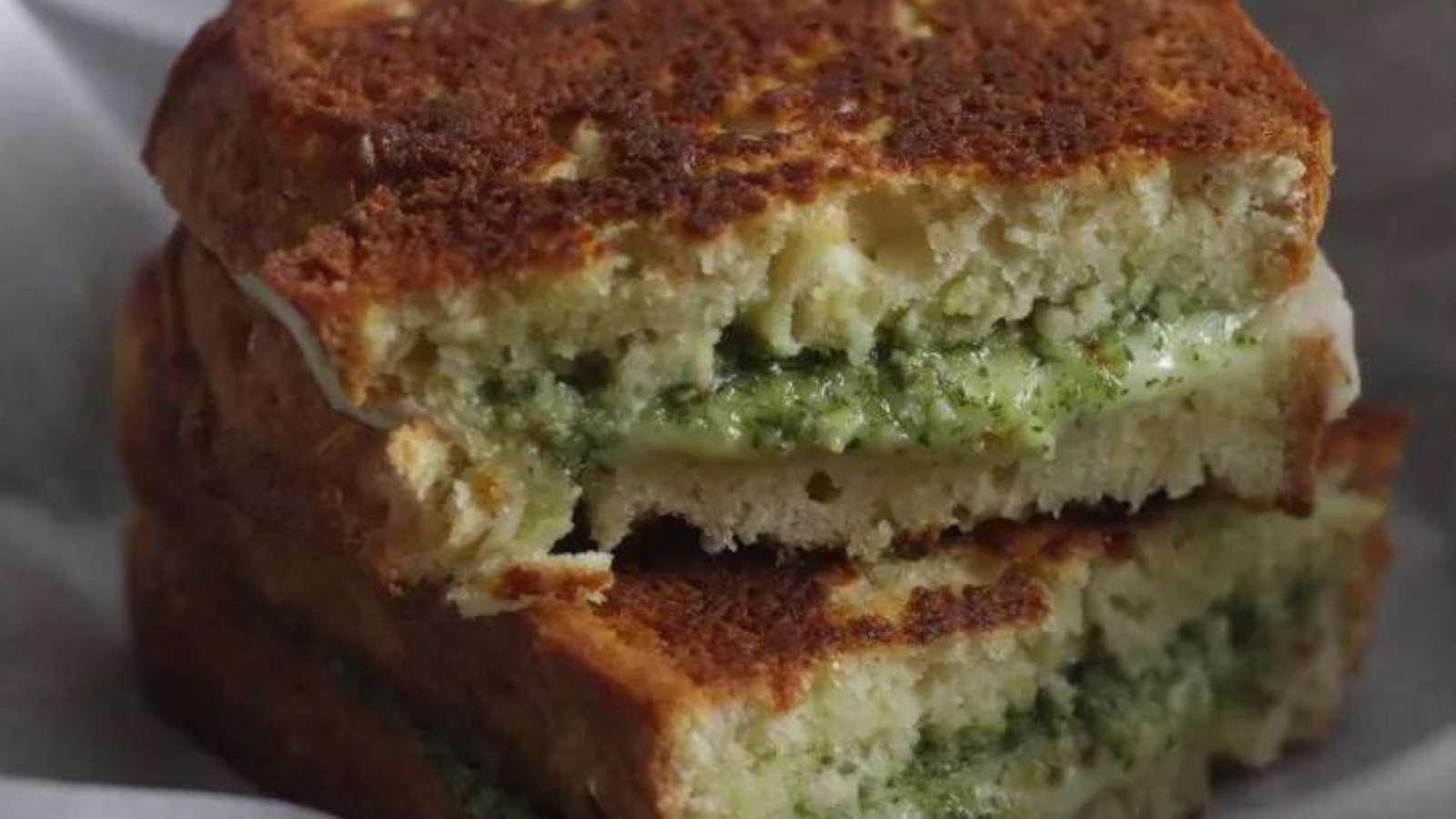 SANDUÍCHE DE FRIGIDEIRA COM MOLHO PESTO E PARMESÃO