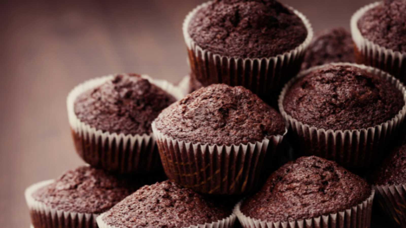 MUFFINS DE CHOCOLATE COM AVEIA E BANANA