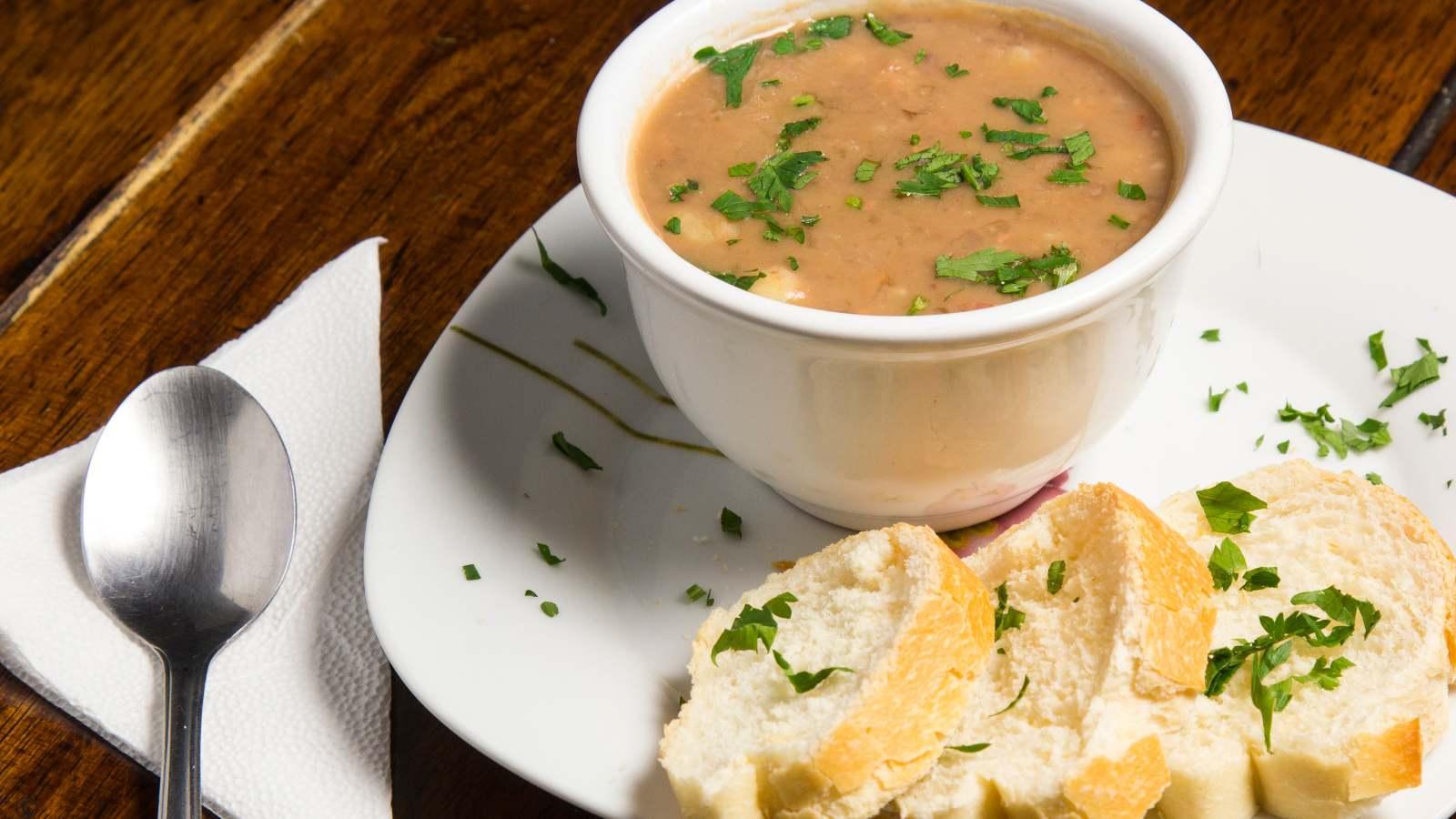 Caldinho de Feijão com Linguiça