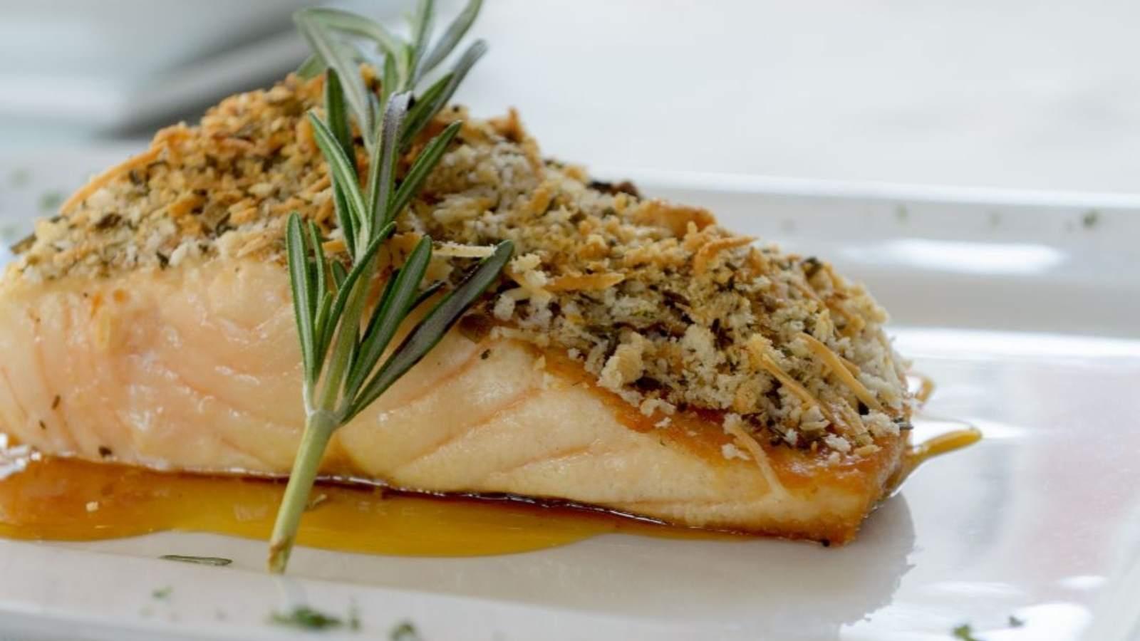 Salmão ao Forno com Crosta de Ervas e Limão Siciliano