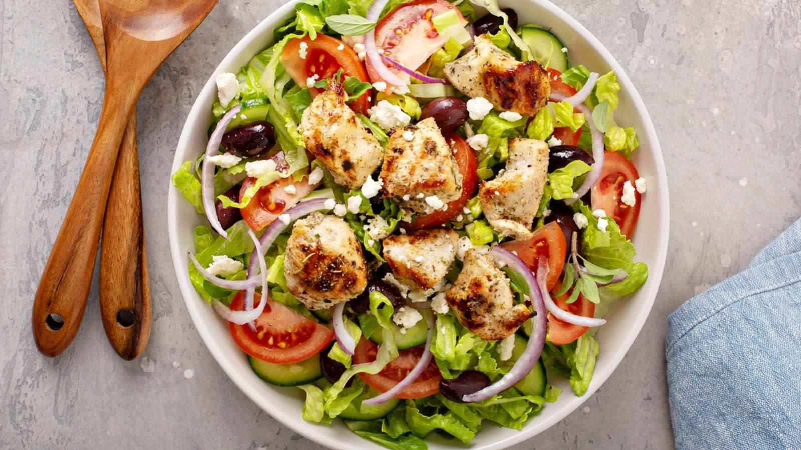 Salada Tropical com Manga, Abacate e Frango Grelhado
